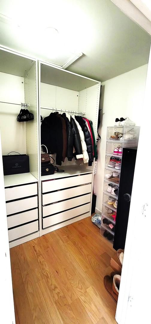 walk in closet with hardwood / wood-style flooring