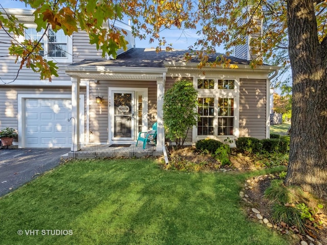 view of front facade with a garage and a front yard