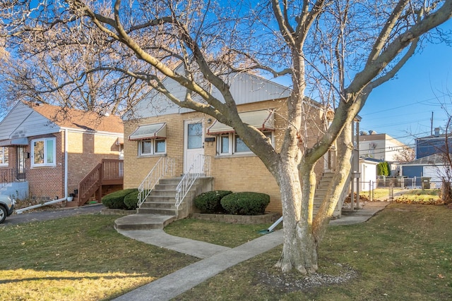 view of front of home featuring a front yard