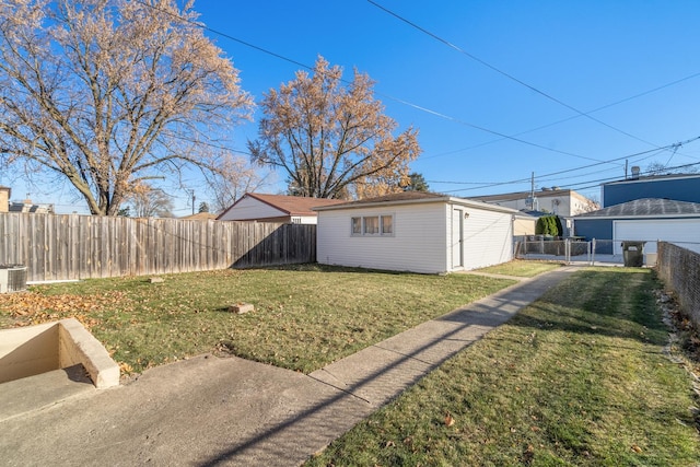 view of yard featuring an outdoor structure