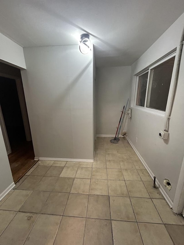 laundry room featuring light tile patterned floors