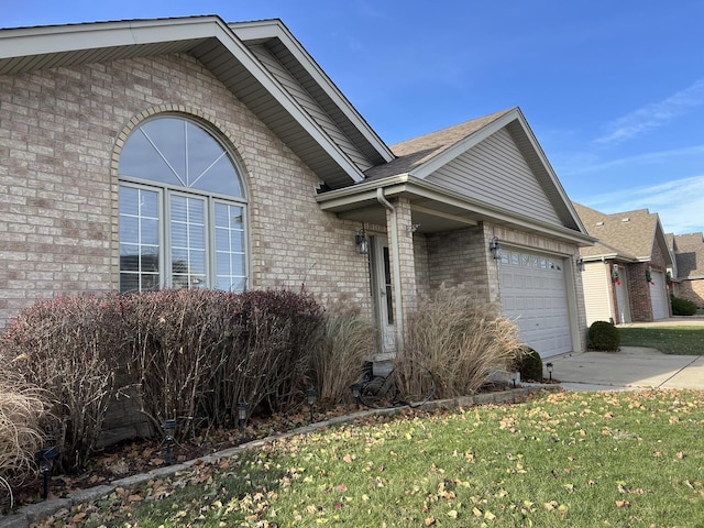 view of front facade featuring a front yard and a garage