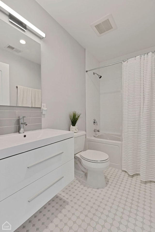 full bathroom featuring shower / bathtub combination with curtain, vanity, toilet, and backsplash