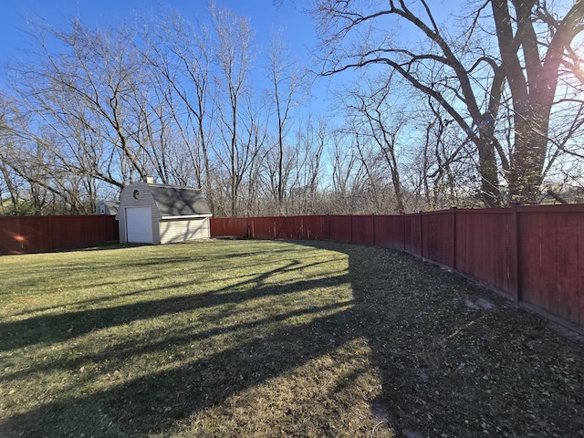 view of yard with an outdoor structure