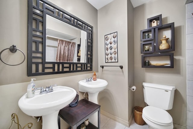 full bath with tile patterned flooring, curtained shower, a sink, and toilet