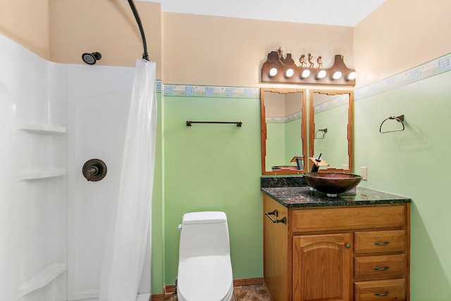 bathroom featuring a shower with curtain, vanity, and toilet