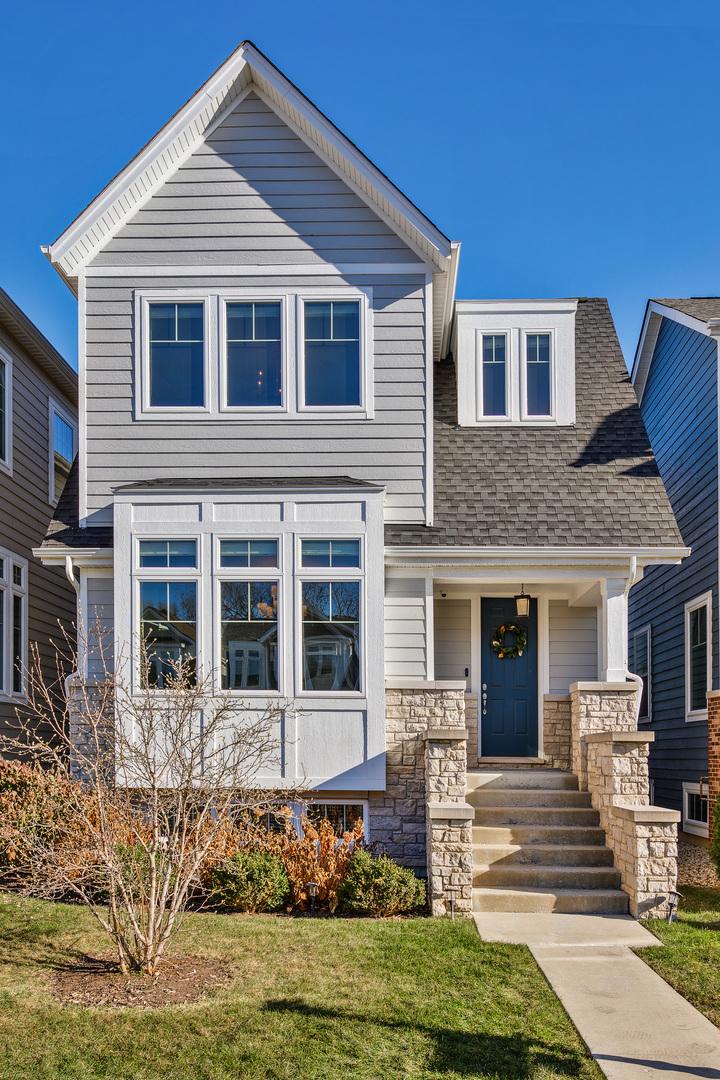 view of front of home featuring a front yard