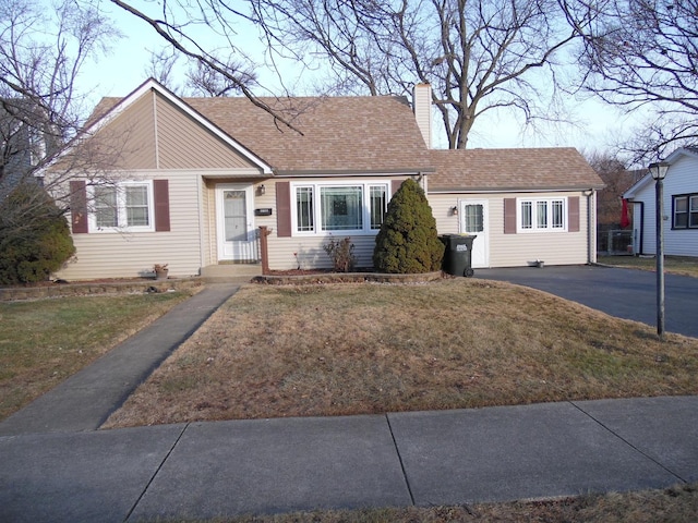 single story home with a front lawn