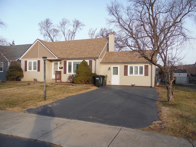 view of front of property featuring a front yard