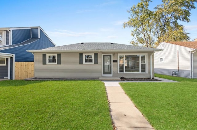 view of front of property featuring a front lawn