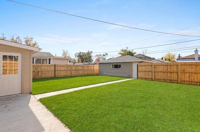 view of yard with an outdoor structure