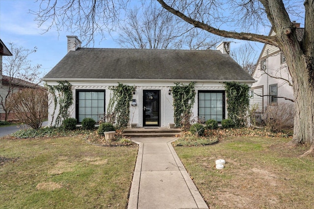 view of front facade with a front lawn