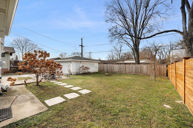 view of yard featuring an outdoor structure and a garage