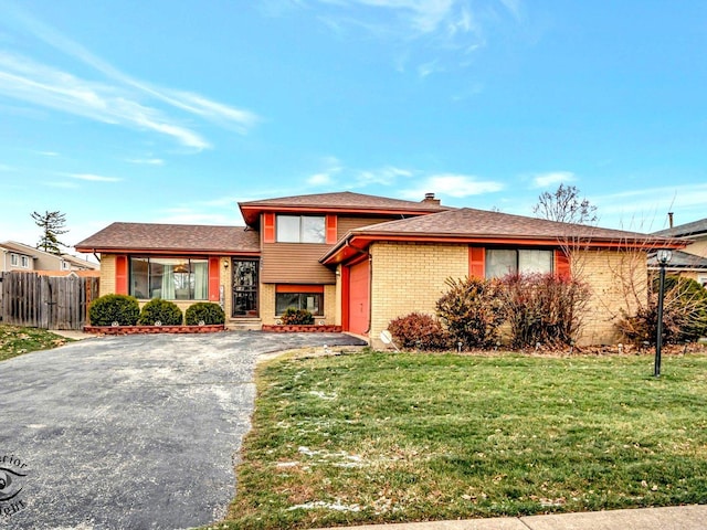 view of front of home featuring a front yard