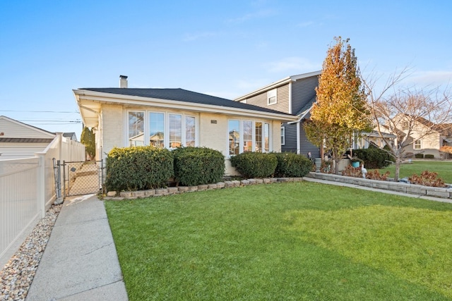 view of front facade with a front yard