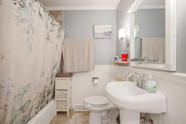 full bathroom featuring shower / bath combination with curtain, toilet, ornamental molding, and sink