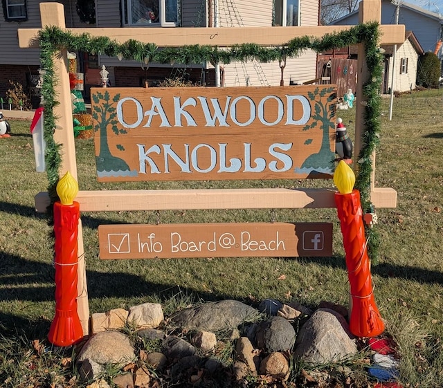 community sign featuring a yard