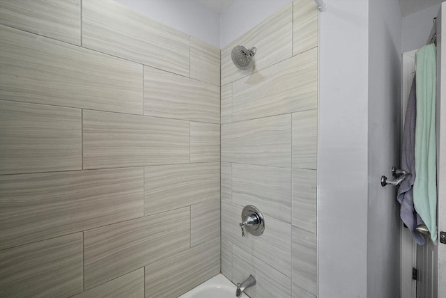 bathroom with tiled shower / bath