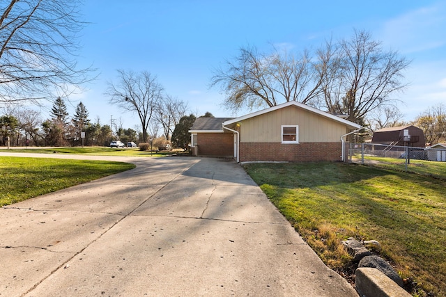 view of side of property featuring a lawn