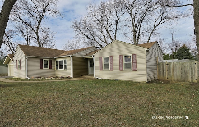 view of front of property featuring a front lawn