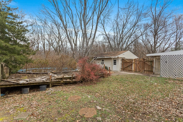 view of yard featuring an outdoor structure