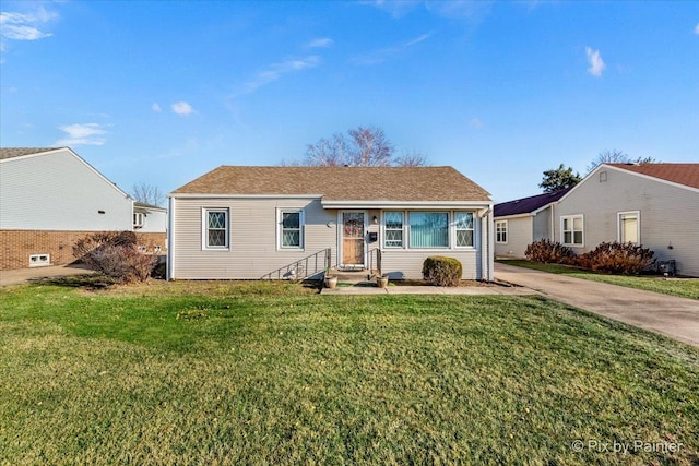 view of front of house featuring a front lawn