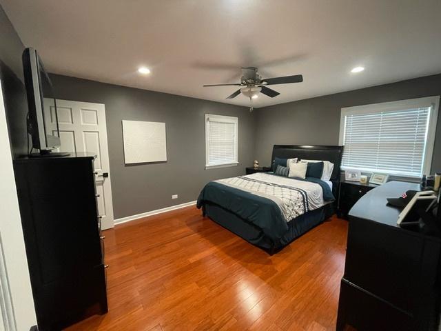 bedroom featuring ceiling fan, light wood finished floors, baseboards, and recessed lighting