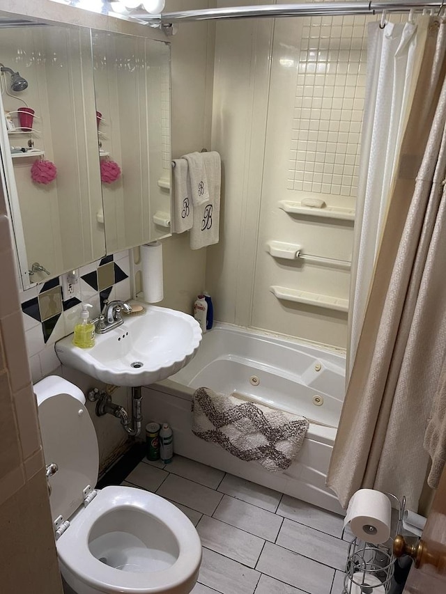 full bathroom with toilet, backsplash, shower / tub combo with curtain, and sink