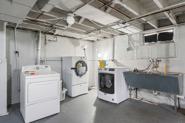 laundry area featuring sink and washing machine and clothes dryer