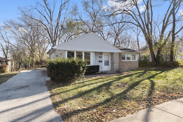 view of front of home featuring a front yard