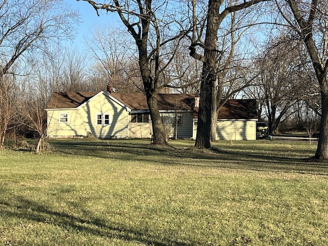 view of front of home featuring a front lawn