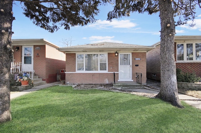 view of front of house featuring a front lawn