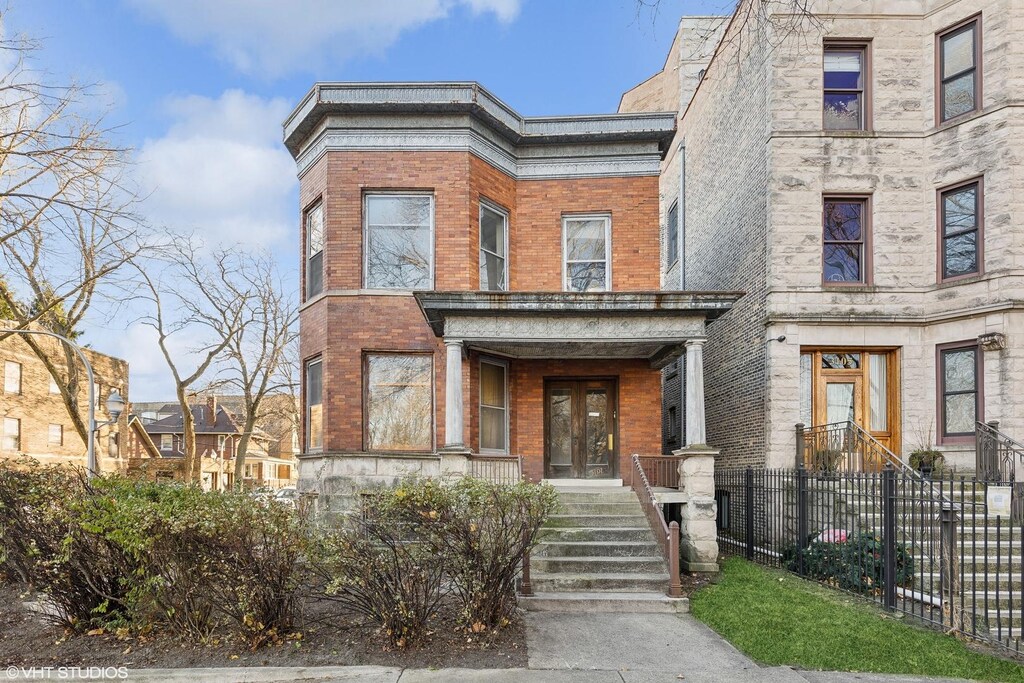 view of front of property featuring french doors