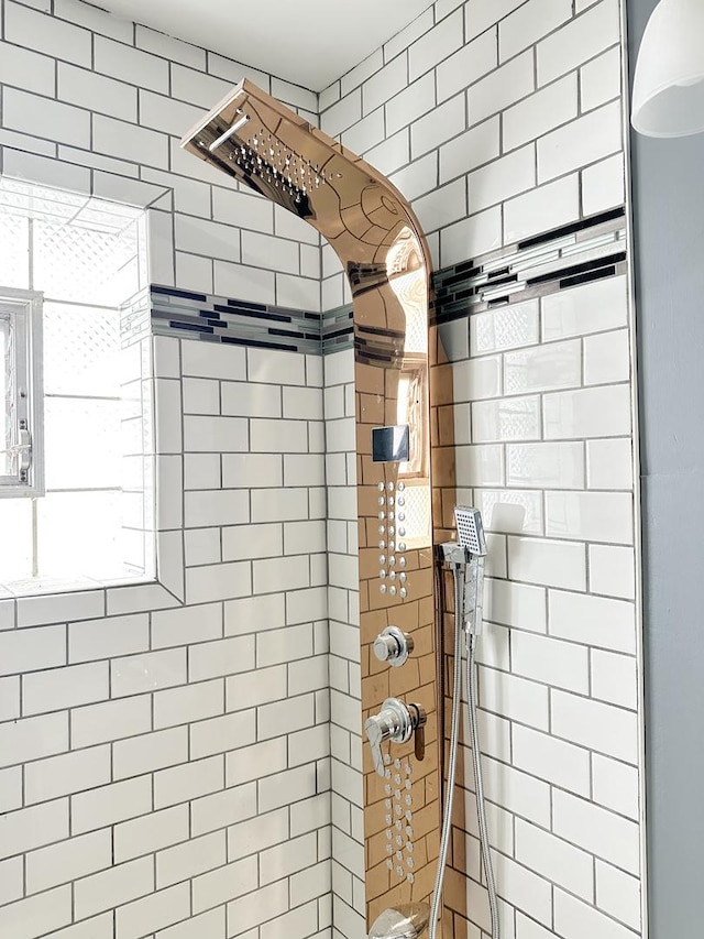 bathroom featuring a tile shower