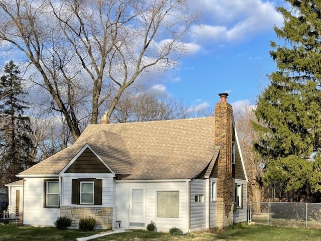 view of front of property with a front lawn