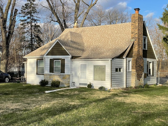 view of front of property featuring a front yard