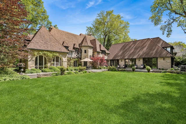 view of front of property featuring a front yard