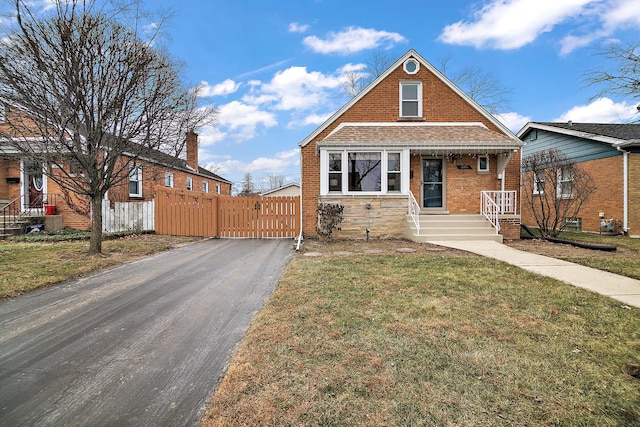 bungalow featuring a front lawn