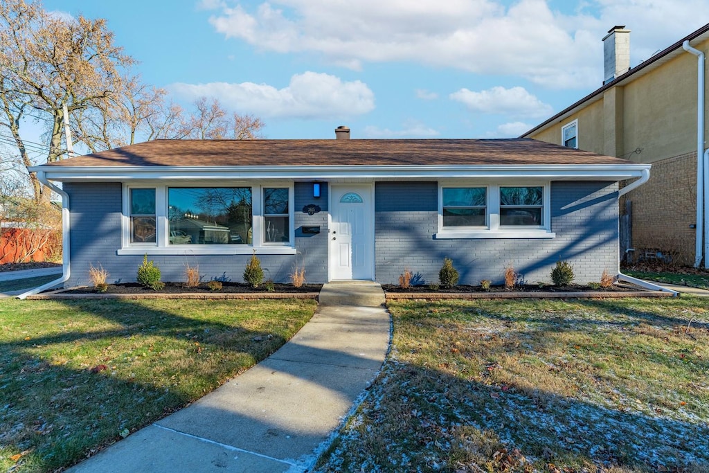 view of front of house featuring a front lawn