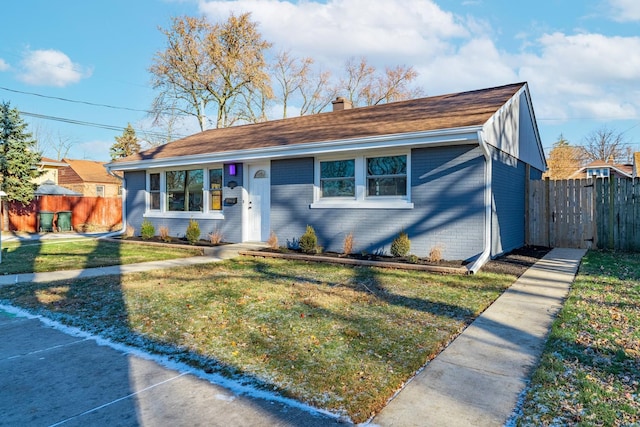 ranch-style home featuring a front lawn