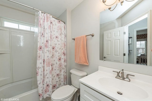 full bathroom featuring vanity, an inviting chandelier, toilet, and shower / bathtub combination with curtain