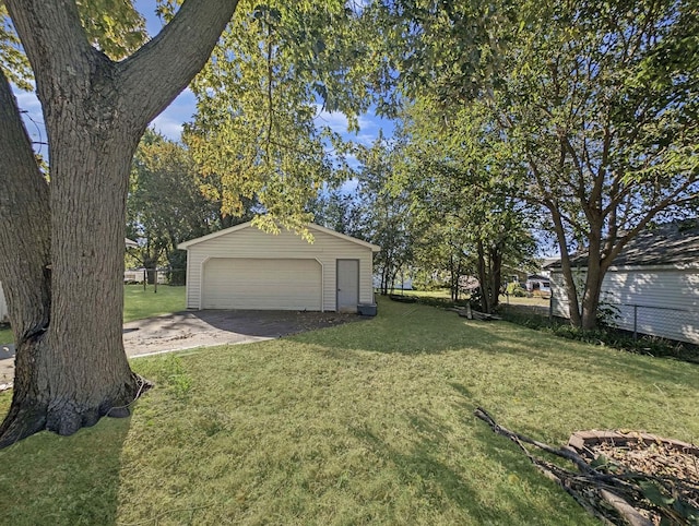 view of yard with an outdoor structure and a garage