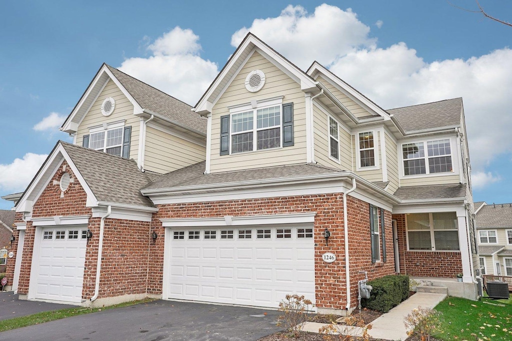 view of front property featuring a garage