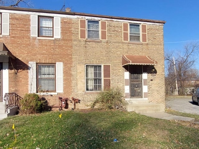 view of front facade featuring a front yard