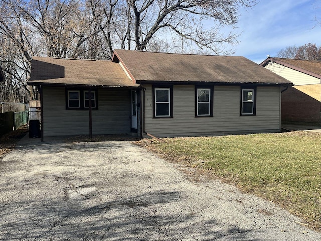 single story home with a front yard