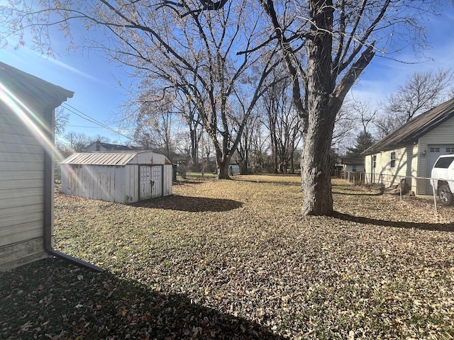 view of yard featuring an outbuilding