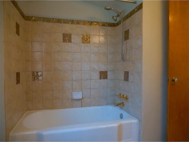 bathroom with tiled shower / bath combo