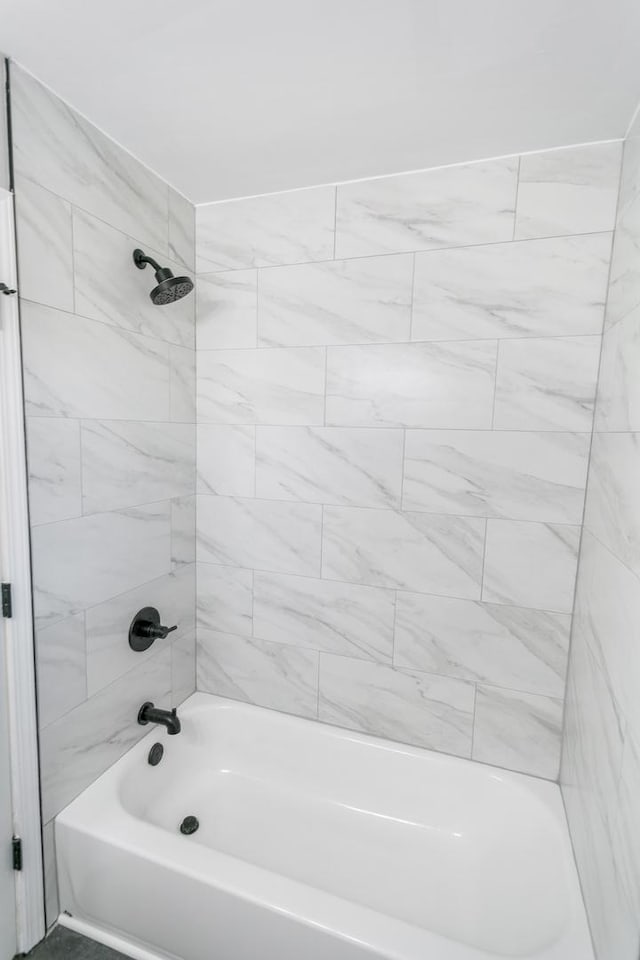 bathroom with tiled shower / bath combo