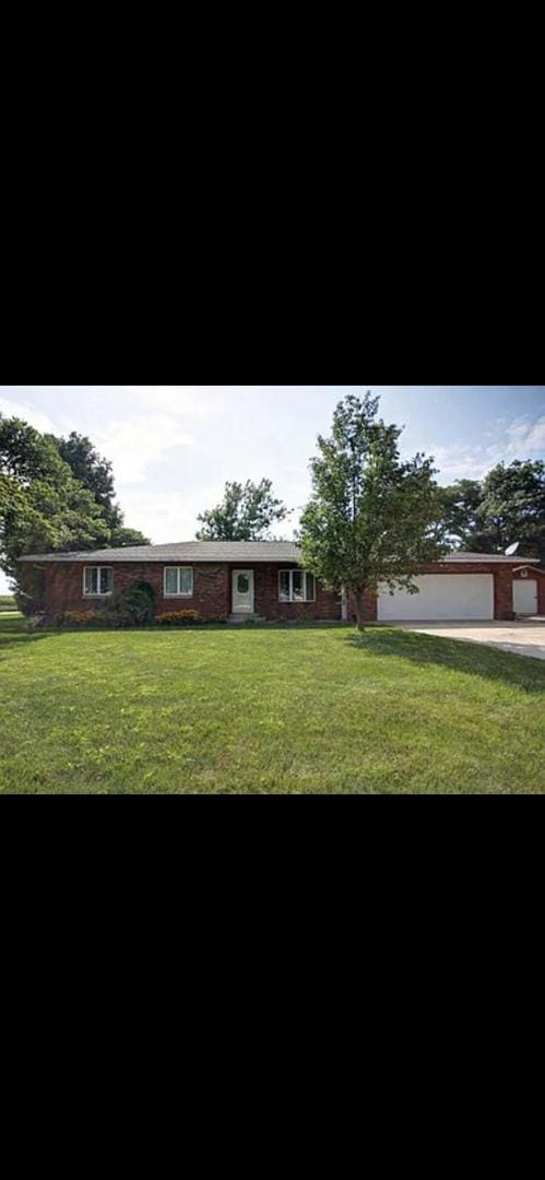 view of front of house with a front lawn