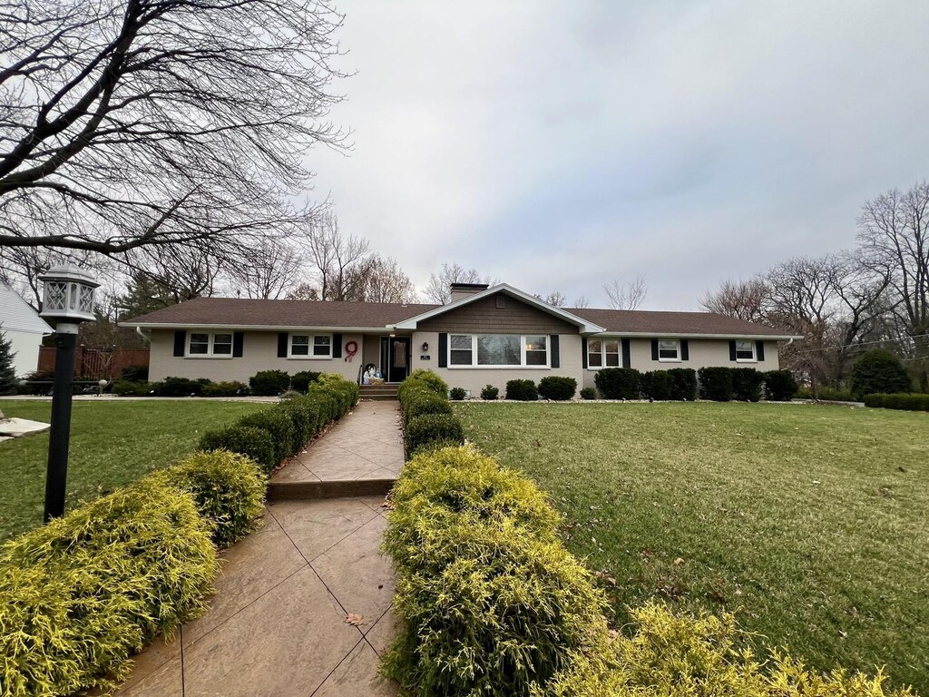 ranch-style home with a front yard